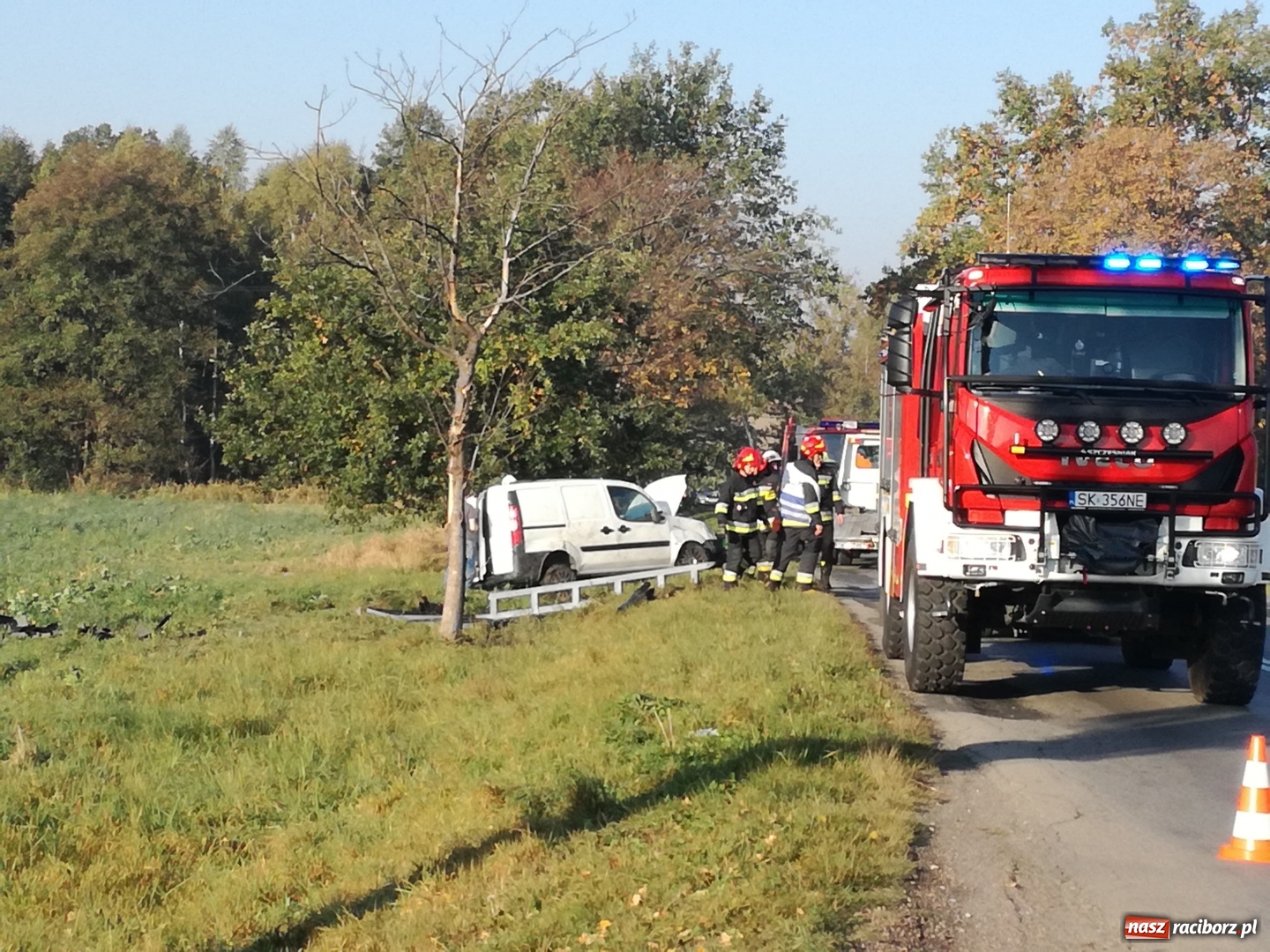 Zdjęcie w galerii na portalu naszraciborz.pl: Fiat wypadł z drogi na trasie Racibórz-Rybnik  wiadomości z regionu