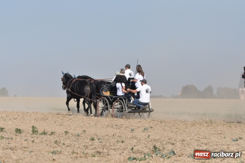 Zdjęcie w galerii na portalu naszraciborz.pl: Przez lasy, pola i łąki na pogoń za lisem. Hubertus w Żerdzinach 2018 VIDEO wiadomości z regionu