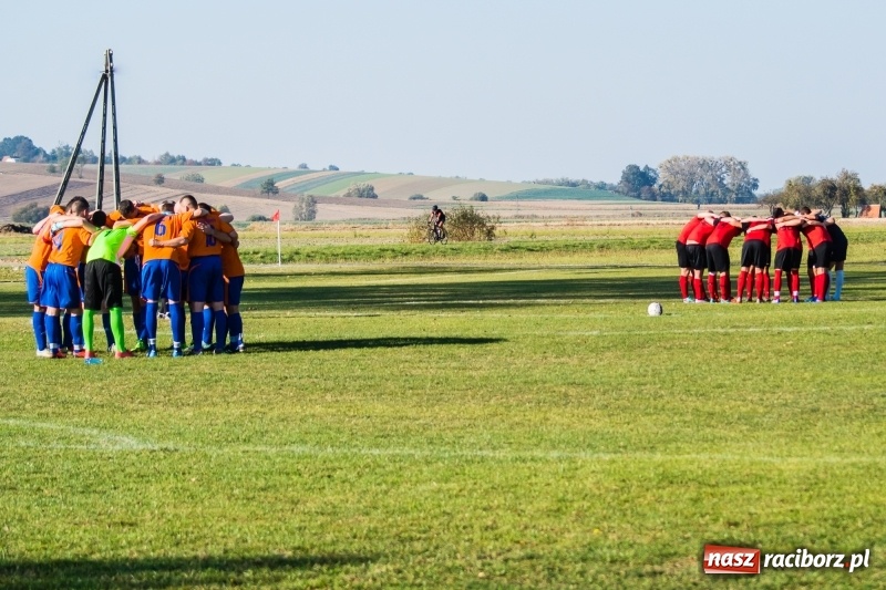 Zdjęcie w galerii na portalu naszraciborz.pl: Dwa trafienia Pawła Karczewskiego pogrążyły lidera z Nieboczów wiadomości z regionu