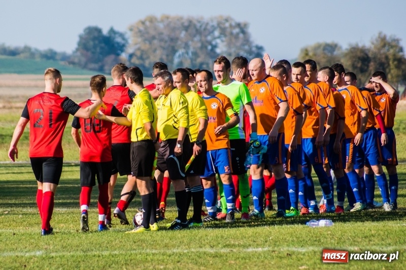Zdjęcie w galerii na portalu naszraciborz.pl: Dwa trafienia Pawła Karczewskiego pogrążyły lidera z Nieboczów wiadomości z regionu