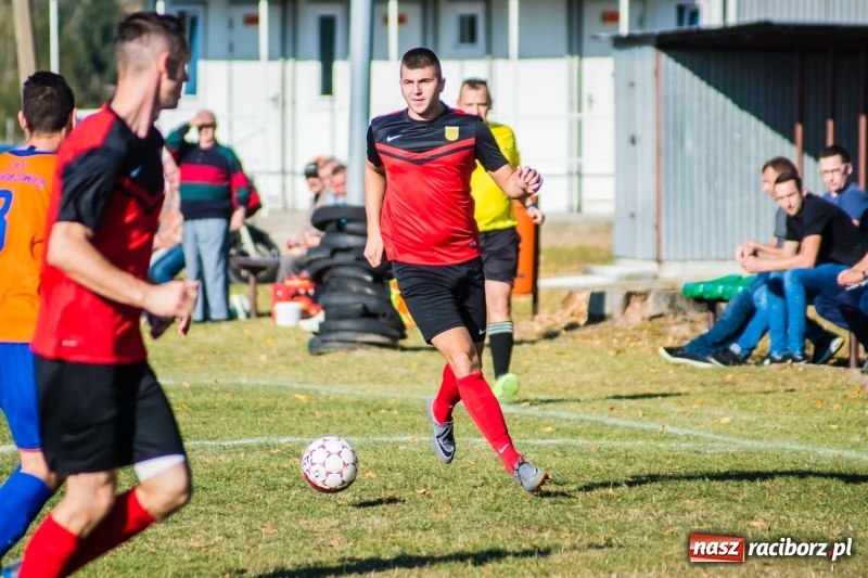 Zdjęcie w galerii na portalu naszraciborz.pl: Dwa trafienia Pawła Karczewskiego pogrążyły lidera z Nieboczów wiadomości z regionu