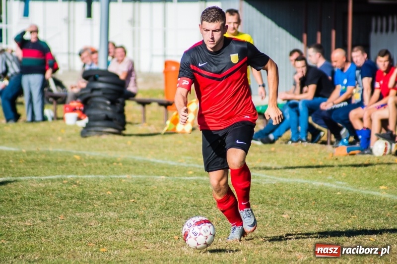 Zdjęcie w galerii na portalu naszraciborz.pl: Dwa trafienia Pawła Karczewskiego pogrążyły lidera z Nieboczów wiadomości z regionu