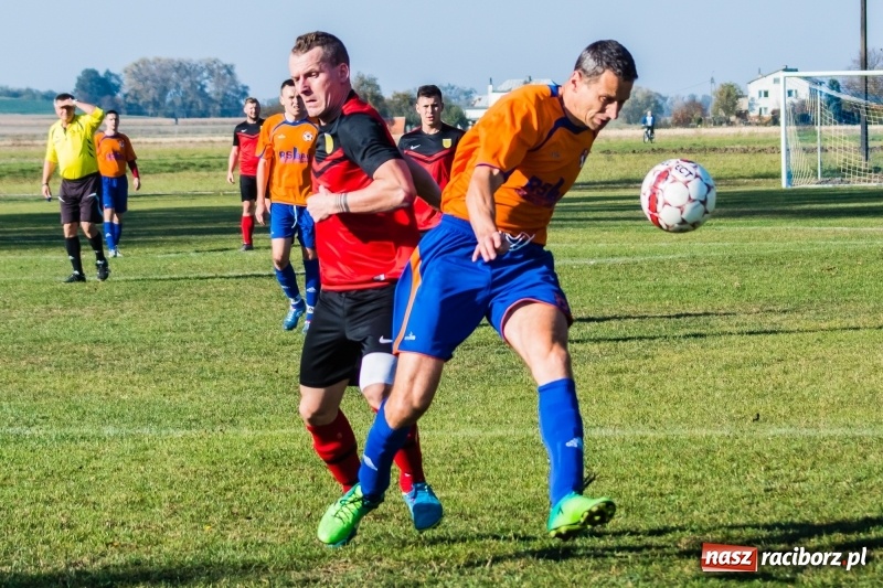 Zdjęcie w galerii na portalu naszraciborz.pl: Dwa trafienia Pawła Karczewskiego pogrążyły lidera z Nieboczów wiadomości z regionu