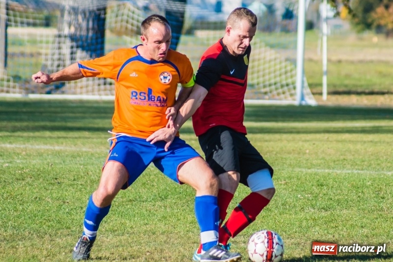 Zdjęcie w galerii na portalu naszraciborz.pl: Dwa trafienia Pawła Karczewskiego pogrążyły lidera z Nieboczów wiadomości z regionu