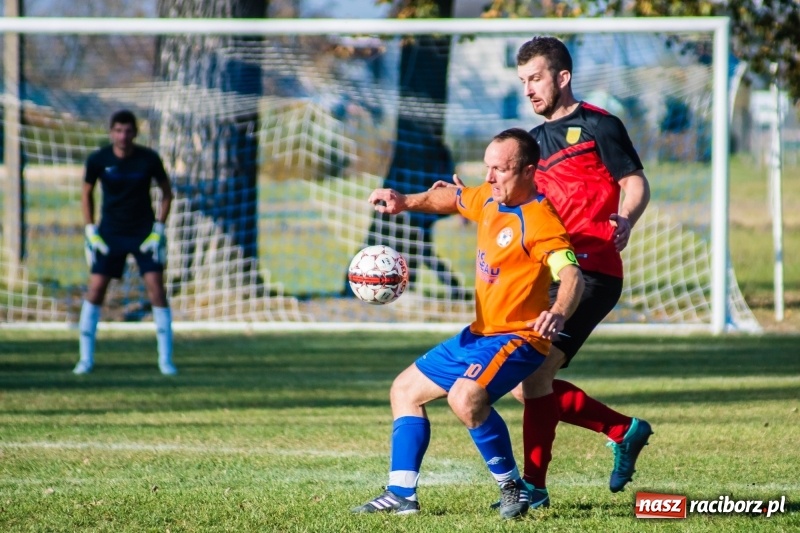 Zdjęcie w galerii na portalu naszraciborz.pl: Dwa trafienia Pawła Karczewskiego pogrążyły lidera z Nieboczów wiadomości z regionu