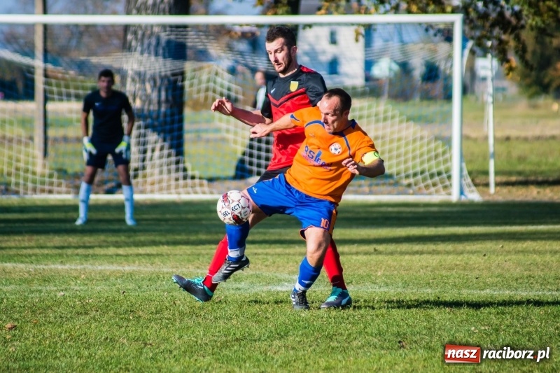 Zdjęcie w galerii na portalu naszraciborz.pl: Dwa trafienia Pawła Karczewskiego pogrążyły lidera z Nieboczów wiadomości z regionu