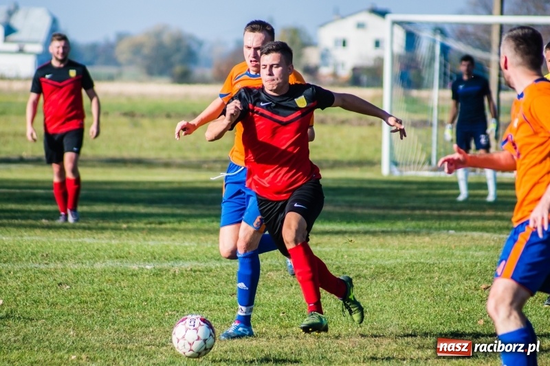 Zdjęcie w galerii na portalu naszraciborz.pl: Dwa trafienia Pawła Karczewskiego pogrążyły lidera z Nieboczów wiadomości z regionu