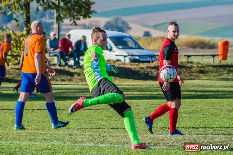 Zdjęcie w galerii na portalu naszraciborz.pl: Dwa trafienia Pawła Karczewskiego pogrążyły lidera z Nieboczów wiadomości z regionu