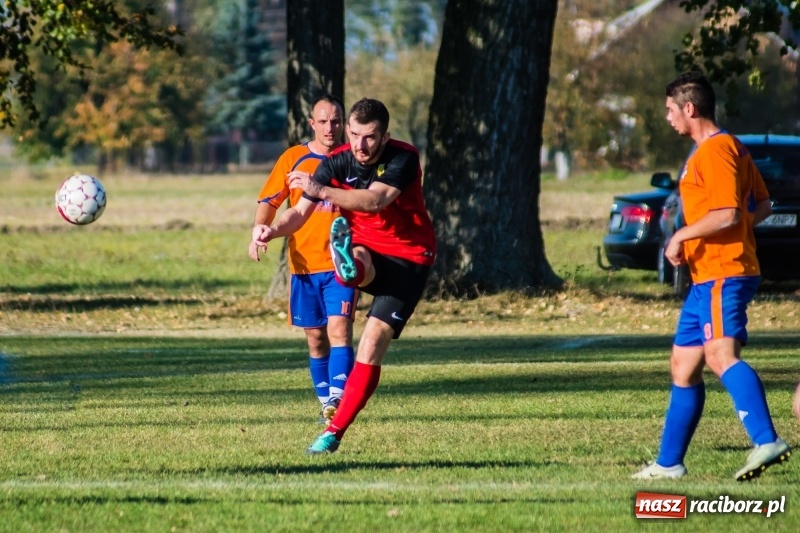 Zdjęcie w galerii na portalu naszraciborz.pl: Dwa trafienia Pawła Karczewskiego pogrążyły lidera z Nieboczów wiadomości z regionu
