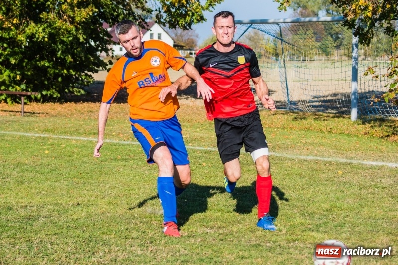 Zdjęcie w galerii na portalu naszraciborz.pl: Dwa trafienia Pawła Karczewskiego pogrążyły lidera z Nieboczów wiadomości z regionu