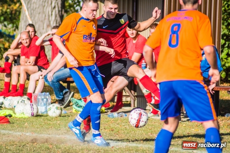 Zdjęcie w galerii na portalu naszraciborz.pl: Dwa trafienia Pawła Karczewskiego pogrążyły lidera z Nieboczów wiadomości z regionu