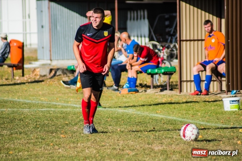 Zdjęcie w galerii na portalu naszraciborz.pl: Dwa trafienia Pawła Karczewskiego pogrążyły lidera z Nieboczów wiadomości z regionu