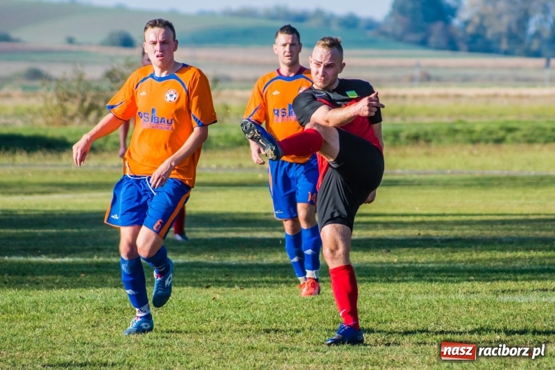Zdjęcie w galerii na portalu naszraciborz.pl: Dwa trafienia Pawła Karczewskiego pogrążyły lidera z Nieboczów wiadomości z regionu
