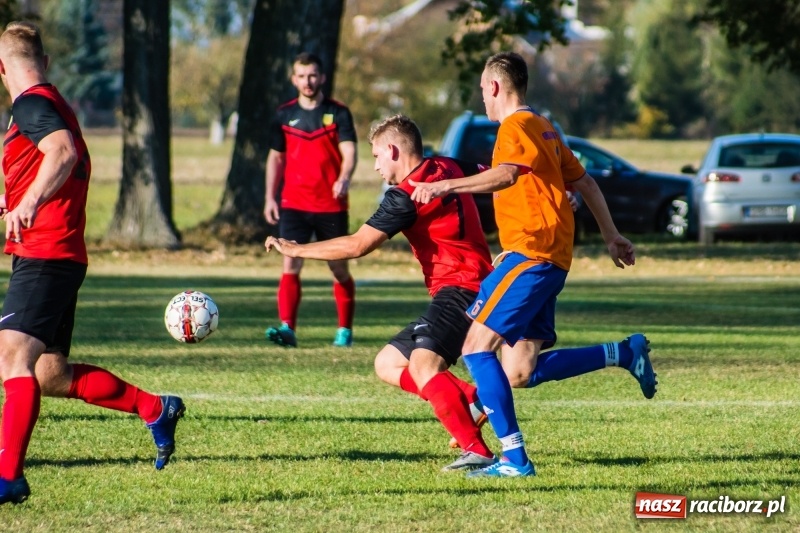Zdjęcie w galerii na portalu naszraciborz.pl: Dwa trafienia Pawła Karczewskiego pogrążyły lidera z Nieboczów wiadomości z regionu