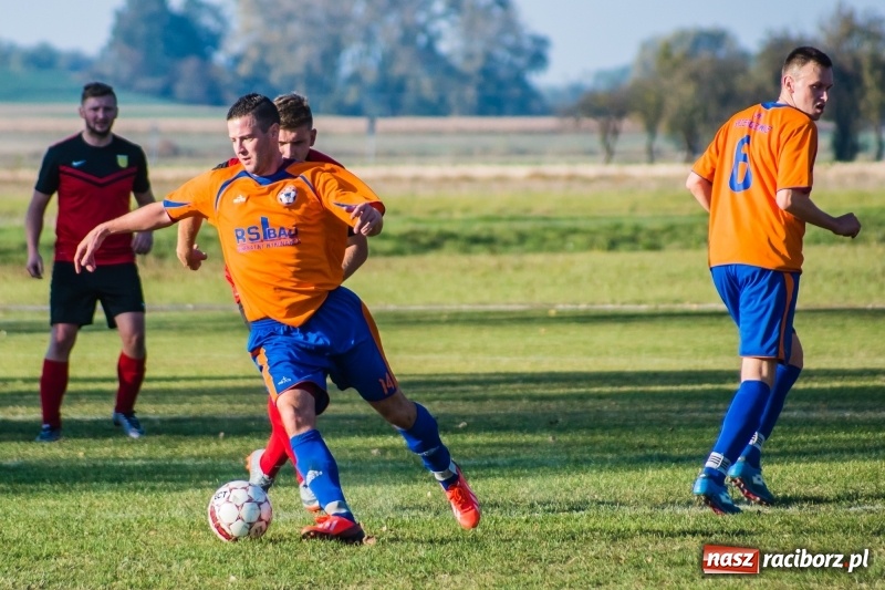 Zdjęcie w galerii na portalu naszraciborz.pl: Dwa trafienia Pawła Karczewskiego pogrążyły lidera z Nieboczów wiadomości z regionu