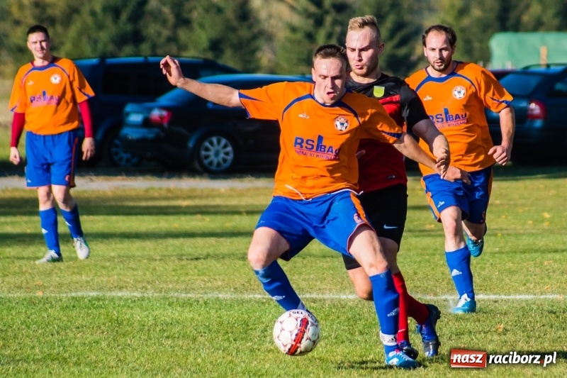 Zdjęcie w galerii na portalu naszraciborz.pl: Dwa trafienia Pawła Karczewskiego pogrążyły lidera z Nieboczów wiadomości z regionu