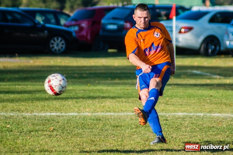 Zdjęcie w galerii na portalu naszraciborz.pl: Dwa trafienia Pawła Karczewskiego pogrążyły lidera z Nieboczów wiadomości z regionu
