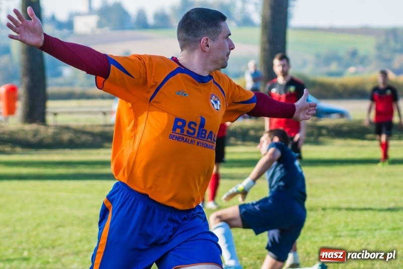 Zdjęcie w galerii na portalu naszraciborz.pl: Dwa trafienia Pawła Karczewskiego pogrążyły lidera z Nieboczów wiadomości z regionu