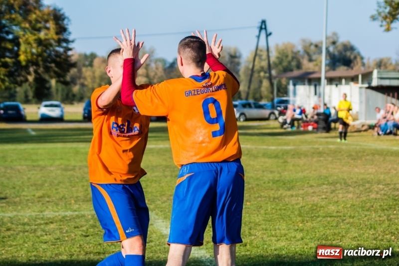 Zdjęcie w galerii na portalu naszraciborz.pl: Dwa trafienia Pawła Karczewskiego pogrążyły lidera z Nieboczów wiadomości z regionu