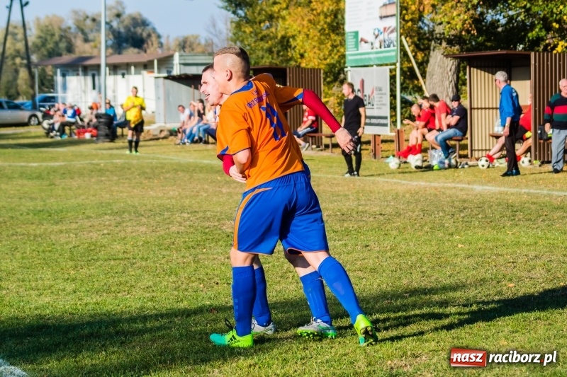 Zdjęcie w galerii na portalu naszraciborz.pl: Dwa trafienia Pawła Karczewskiego pogrążyły lidera z Nieboczów wiadomości z regionu
