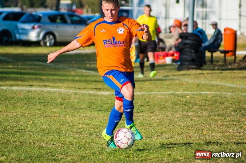 Zdjęcie w galerii na portalu naszraciborz.pl: Dwa trafienia Pawła Karczewskiego pogrążyły lidera z Nieboczów wiadomości z regionu