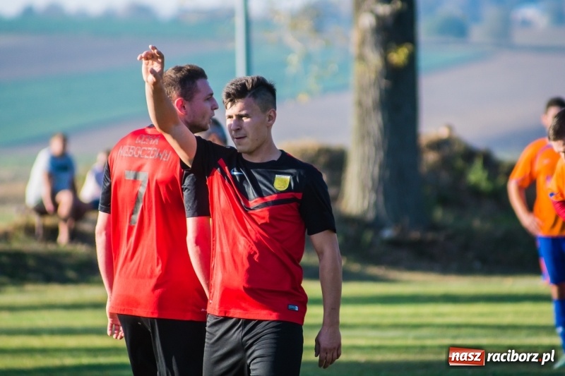 Zdjęcie w galerii na portalu naszraciborz.pl: Dwa trafienia Pawła Karczewskiego pogrążyły lidera z Nieboczów wiadomości z regionu