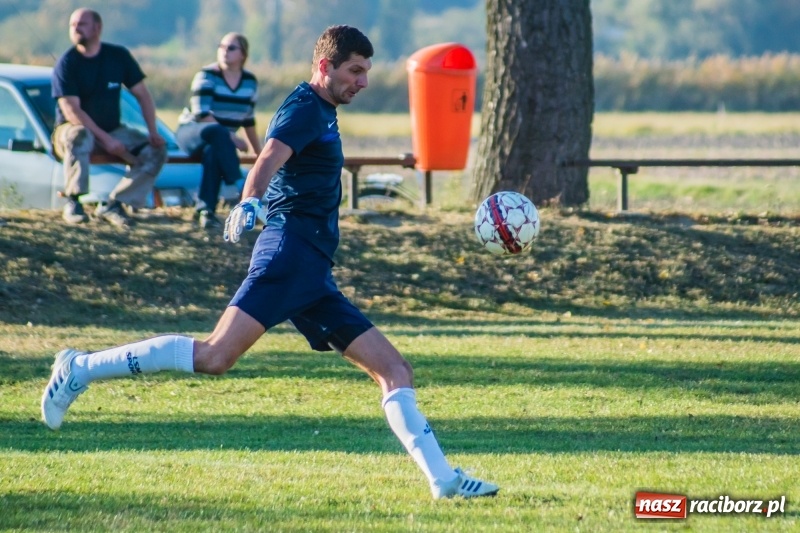 Zdjęcie w galerii na portalu naszraciborz.pl: Dwa trafienia Pawła Karczewskiego pogrążyły lidera z Nieboczów wiadomości z regionu