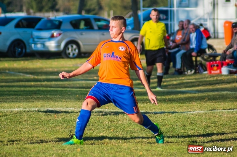 Zdjęcie w galerii na portalu naszraciborz.pl: Dwa trafienia Pawła Karczewskiego pogrążyły lidera z Nieboczów wiadomości z regionu