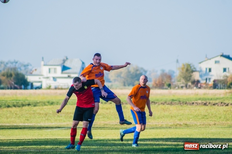 Zdjęcie w galerii na portalu naszraciborz.pl: Dwa trafienia Pawła Karczewskiego pogrążyły lidera z Nieboczów wiadomości z regionu