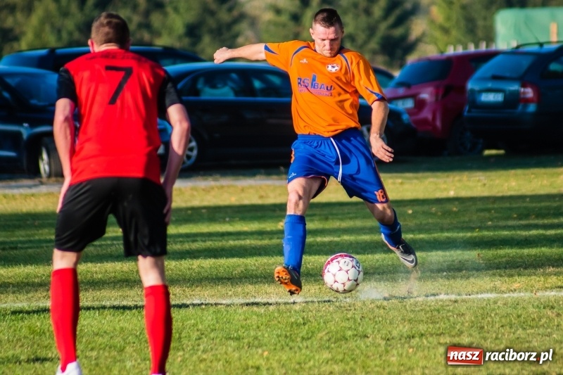 Zdjęcie w galerii na portalu naszraciborz.pl: Dwa trafienia Pawła Karczewskiego pogrążyły lidera z Nieboczów wiadomości z regionu