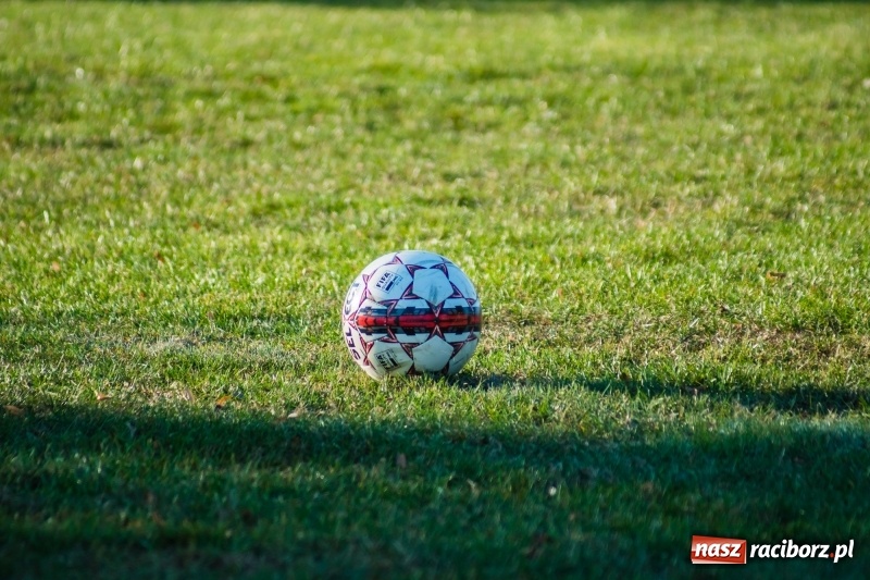 Zdjęcie w galerii na portalu naszraciborz.pl: Dwa trafienia Pawła Karczewskiego pogrążyły lidera z Nieboczów wiadomości z regionu