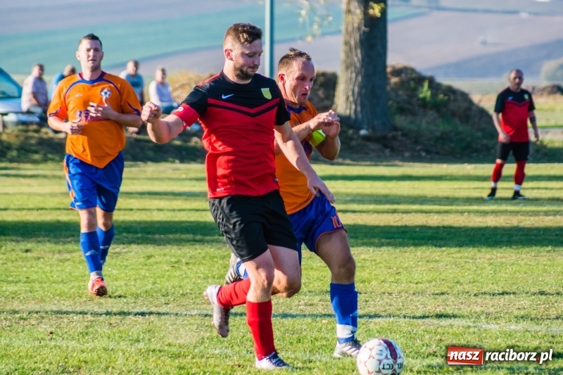 Zdjęcie w galerii na portalu naszraciborz.pl: Dwa trafienia Pawła Karczewskiego pogrążyły lidera z Nieboczów wiadomości z regionu