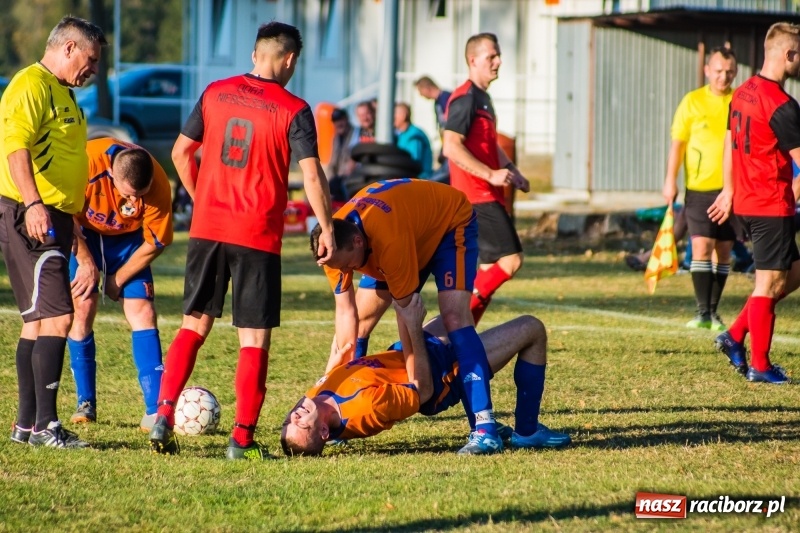 Zdjęcie w galerii na portalu naszraciborz.pl: Dwa trafienia Pawła Karczewskiego pogrążyły lidera z Nieboczów wiadomości z regionu