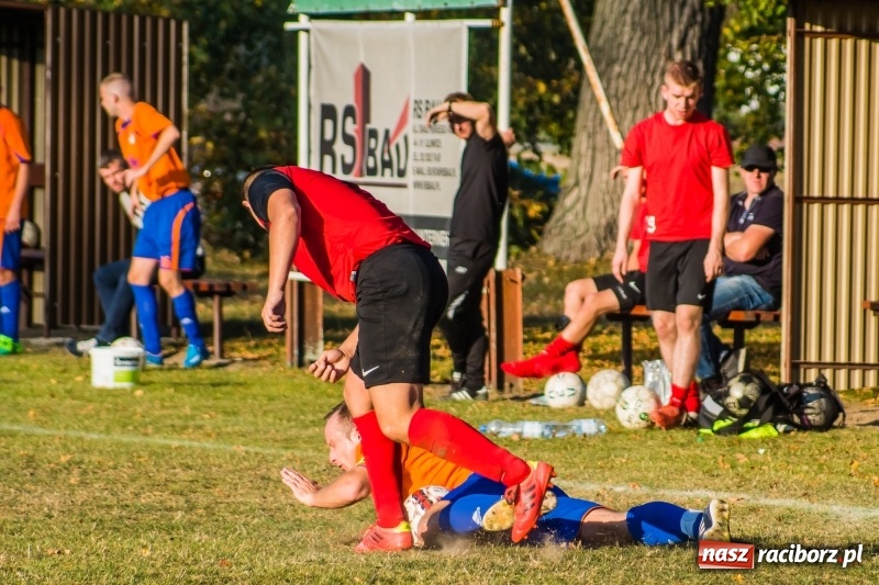Zdjęcie w galerii na portalu naszraciborz.pl: Dwa trafienia Pawła Karczewskiego pogrążyły lidera z Nieboczów wiadomości z regionu