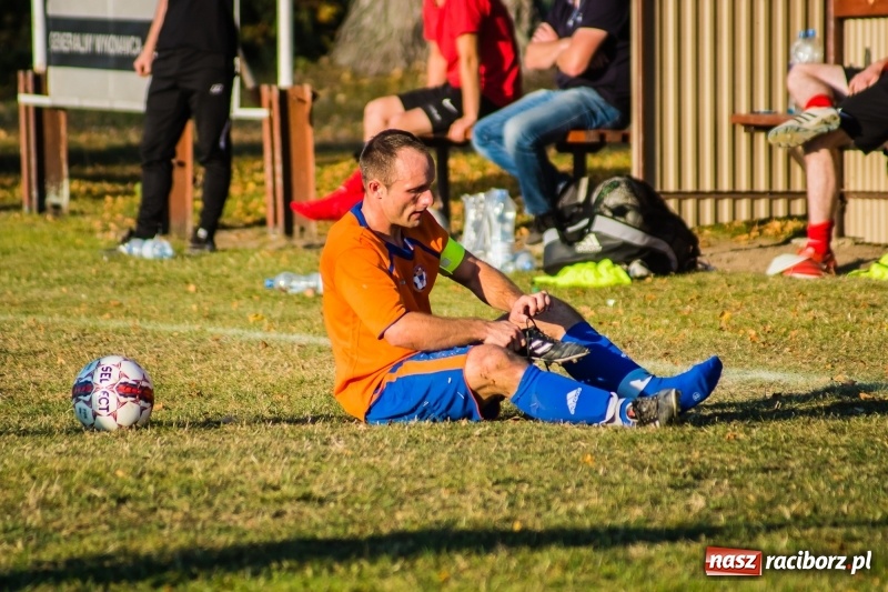Zdjęcie w galerii na portalu naszraciborz.pl: Dwa trafienia Pawła Karczewskiego pogrążyły lidera z Nieboczów wiadomości z regionu