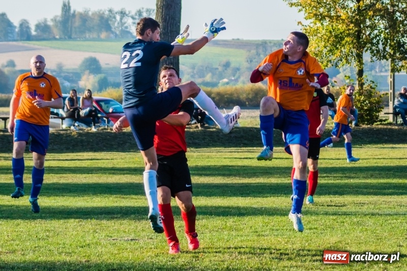 Zdjęcie w galerii na portalu naszraciborz.pl: Dwa trafienia Pawła Karczewskiego pogrążyły lidera z Nieboczów wiadomości z regionu
