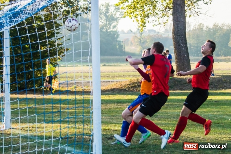 Zdjęcie w galerii na portalu naszraciborz.pl: Dwa trafienia Pawła Karczewskiego pogrążyły lidera z Nieboczów wiadomości z regionu