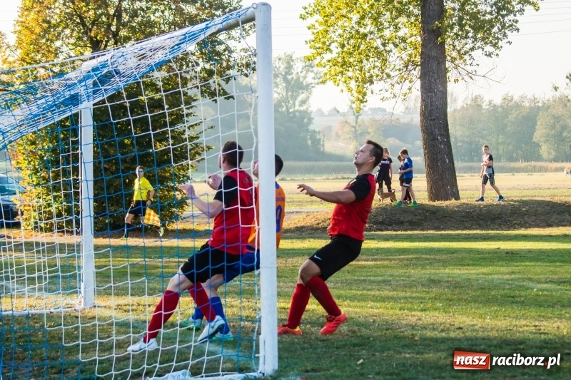 Zdjęcie w galerii na portalu naszraciborz.pl: Dwa trafienia Pawła Karczewskiego pogrążyły lidera z Nieboczów wiadomości z regionu