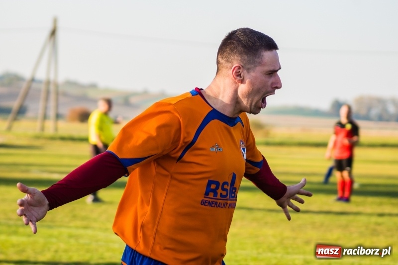 Zdjęcie w galerii na portalu naszraciborz.pl: Dwa trafienia Pawła Karczewskiego pogrążyły lidera z Nieboczów wiadomości z regionu