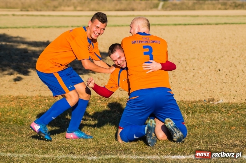 Zdjęcie w galerii na portalu naszraciborz.pl: Dwa trafienia Pawła Karczewskiego pogrążyły lidera z Nieboczów wiadomości z regionu