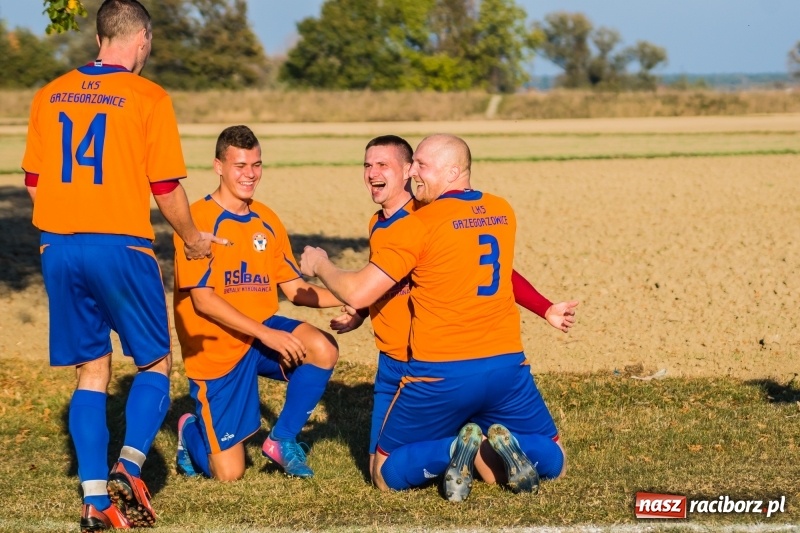 Zdjęcie w galerii na portalu naszraciborz.pl: Dwa trafienia Pawła Karczewskiego pogrążyły lidera z Nieboczów wiadomości z regionu