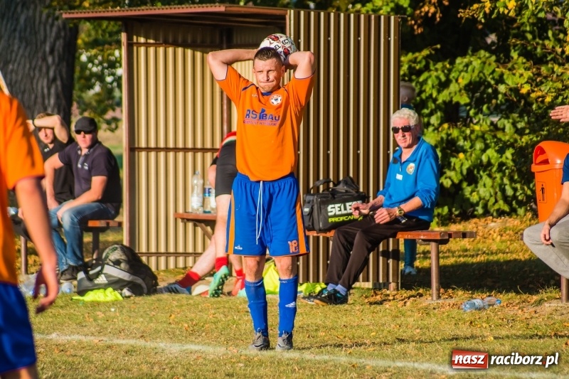 Zdjęcie w galerii na portalu naszraciborz.pl: Dwa trafienia Pawła Karczewskiego pogrążyły lidera z Nieboczów wiadomości z regionu