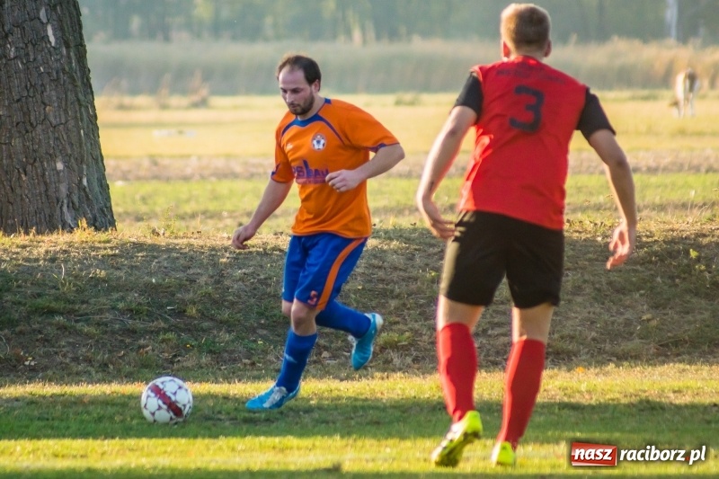 Zdjęcie w galerii na portalu naszraciborz.pl: Dwa trafienia Pawła Karczewskiego pogrążyły lidera z Nieboczów wiadomości z regionu