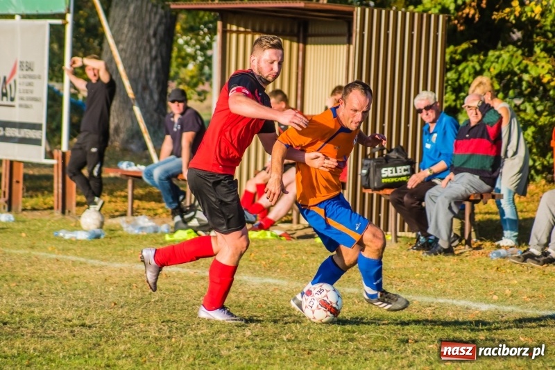 Zdjęcie w galerii na portalu naszraciborz.pl: Dwa trafienia Pawła Karczewskiego pogrążyły lidera z Nieboczów wiadomości z regionu