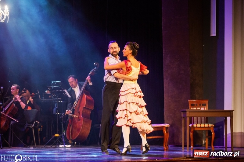 Zdjęcie w galerii na portalu naszraciborz.pl: Wesoła Wdówka na deskach sceny Raciborskiego Centrum Kultury wiadomości z regionu