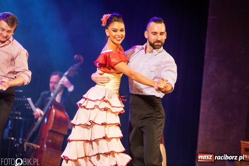 Zdjęcie w galerii na portalu naszraciborz.pl: Wesoła Wdówka na deskach sceny Raciborskiego Centrum Kultury wiadomości z regionu