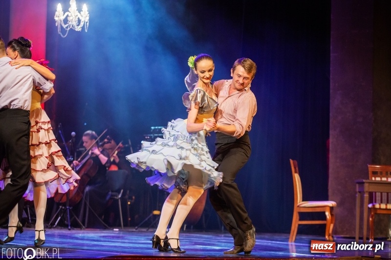 Zdjęcie w galerii na portalu naszraciborz.pl: Wesoła Wdówka na deskach sceny Raciborskiego Centrum Kultury wiadomości z regionu