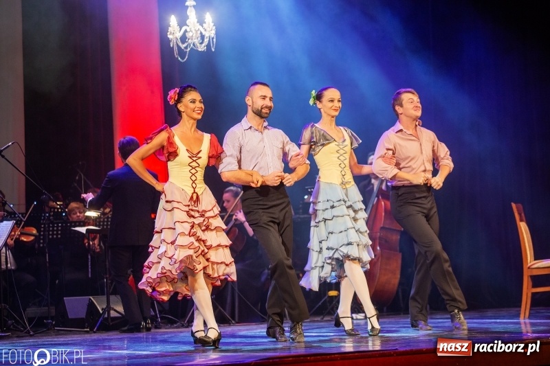Zdjęcie w galerii na portalu naszraciborz.pl: Wesoła Wdówka na deskach sceny Raciborskiego Centrum Kultury wiadomości z regionu