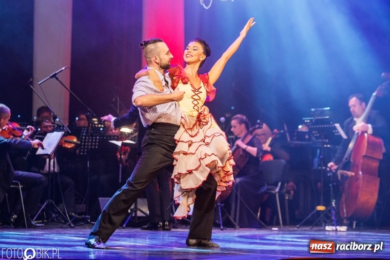 Zdjęcie w galerii na portalu naszraciborz.pl: Wesoła Wdówka na deskach sceny Raciborskiego Centrum Kultury wiadomości z regionu