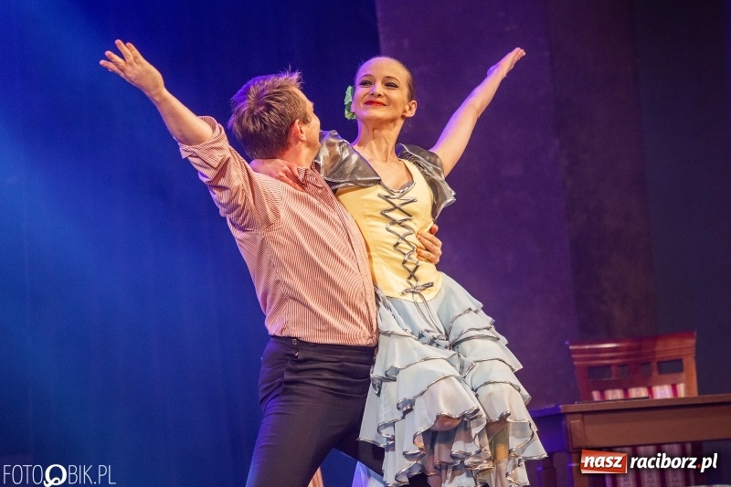 Zdjęcie w galerii na portalu naszraciborz.pl: Wesoła Wdówka na deskach sceny Raciborskiego Centrum Kultury wiadomości z regionu
